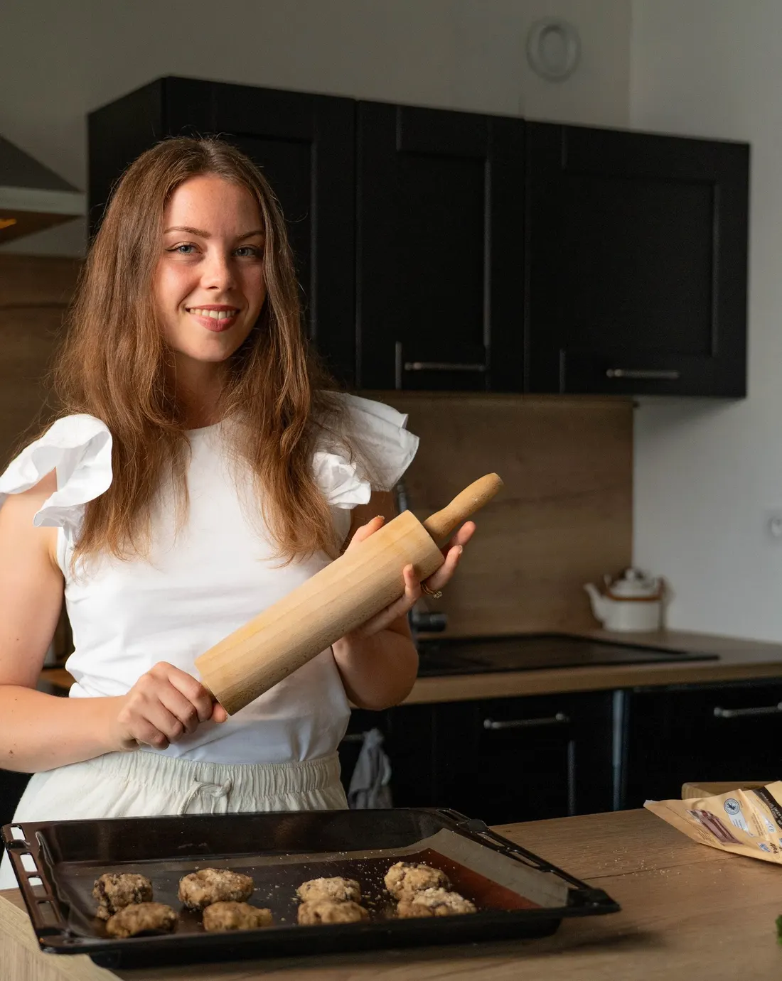 Adèle prépare une recette dans sa cuisine