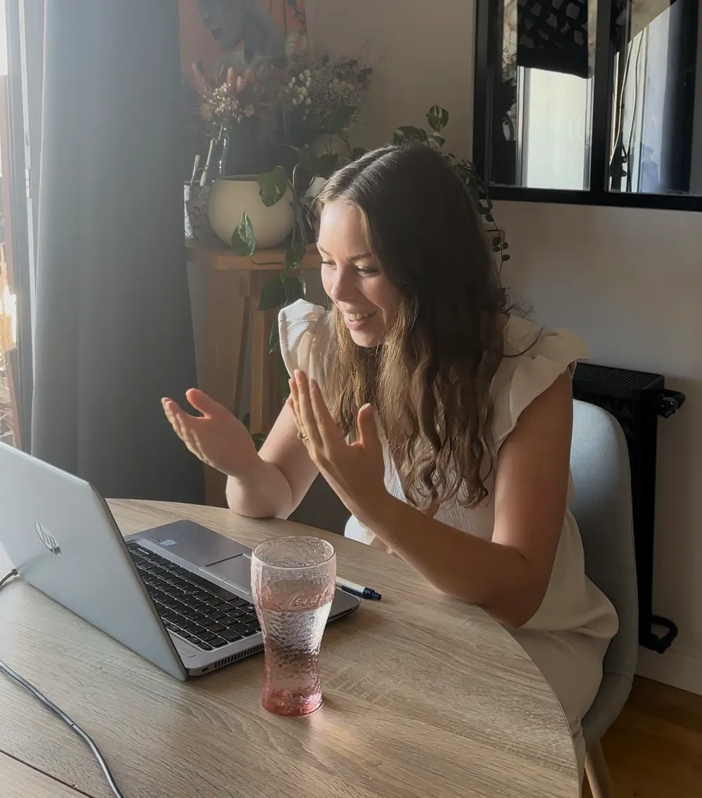 Adèle en consultation visio avec une accompagnée